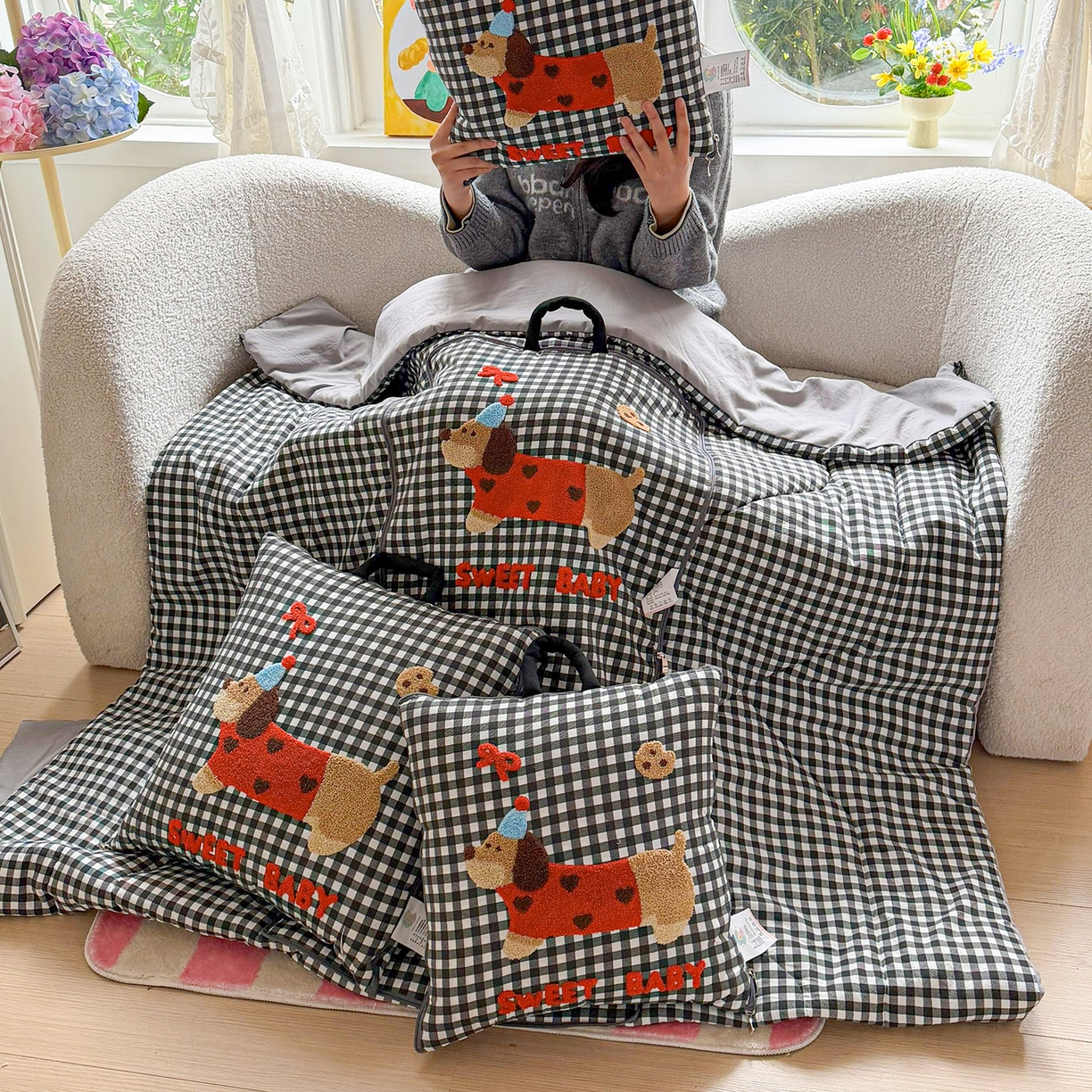 91家纺网 家纺一手货源 找家纺 古本家居 2026新款四季款水洗腊肠狗抱枕被 水洗黑格腊肠狗