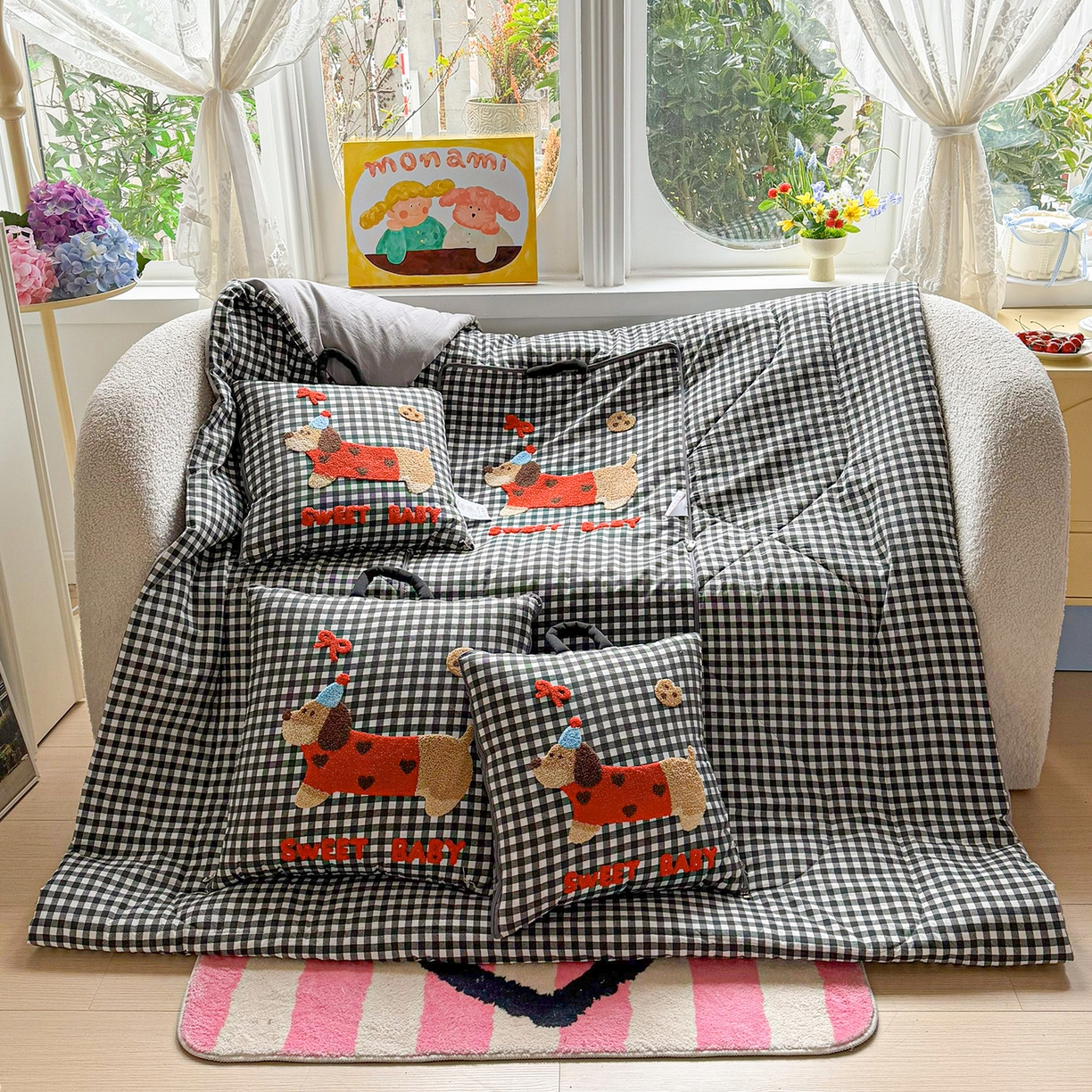 91家纺网 家纺一手货源 找家纺 古本家居 2026新款四季款水洗腊肠狗抱枕被 水洗黑格腊肠狗