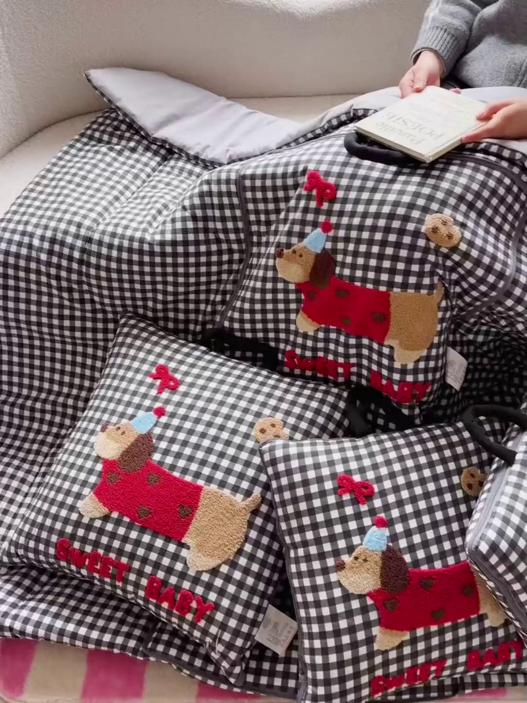 91家纺网 家纺一手货源 找家纺 古本家居 2026新款四季款水洗腊肠狗抱枕被 水洗黑格腊肠狗