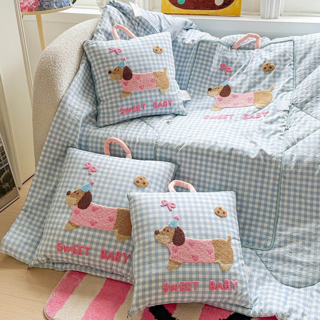 91家纺网 家纺一手货源 找家纺 古本家居 2026新款四季款水洗腊肠狗抱枕被 水洗蓝格腊肠狗