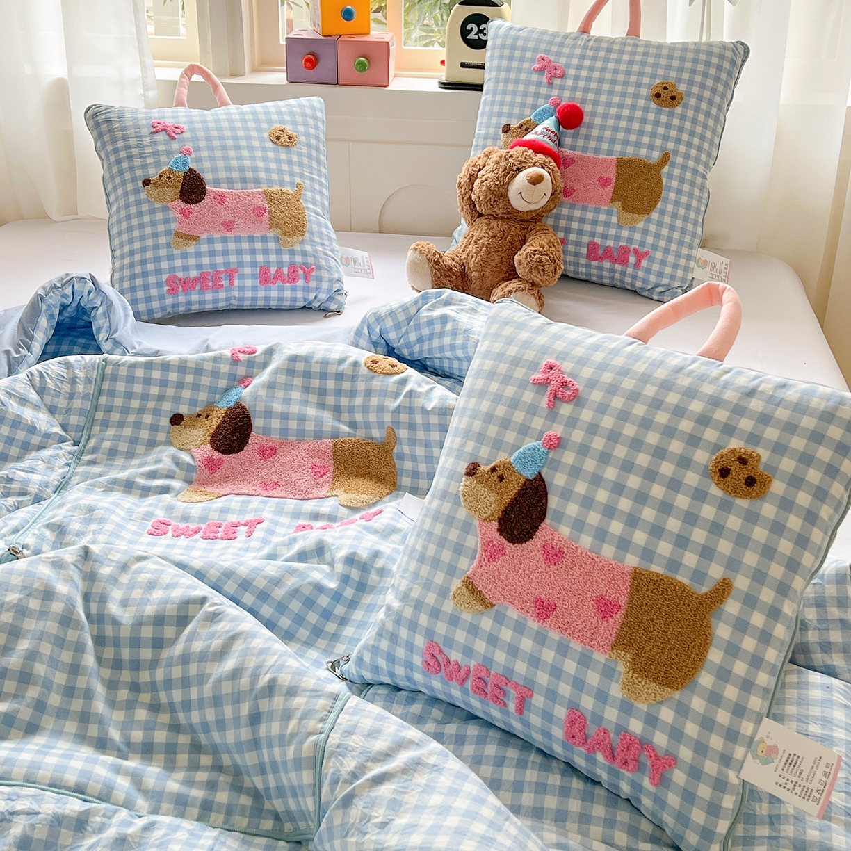 91家纺网 家纺一手货源 找家纺 古本家居 2026新款四季款水洗腊肠狗抱枕被 水洗蓝格腊肠狗