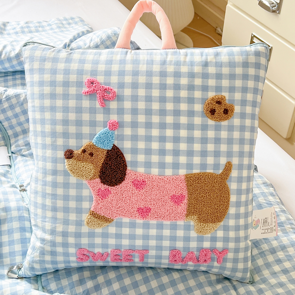 91家纺网 家纺一手货源 找家纺 古本家居 2026新款四季款水洗腊肠狗抱枕被 水洗蓝格腊肠狗