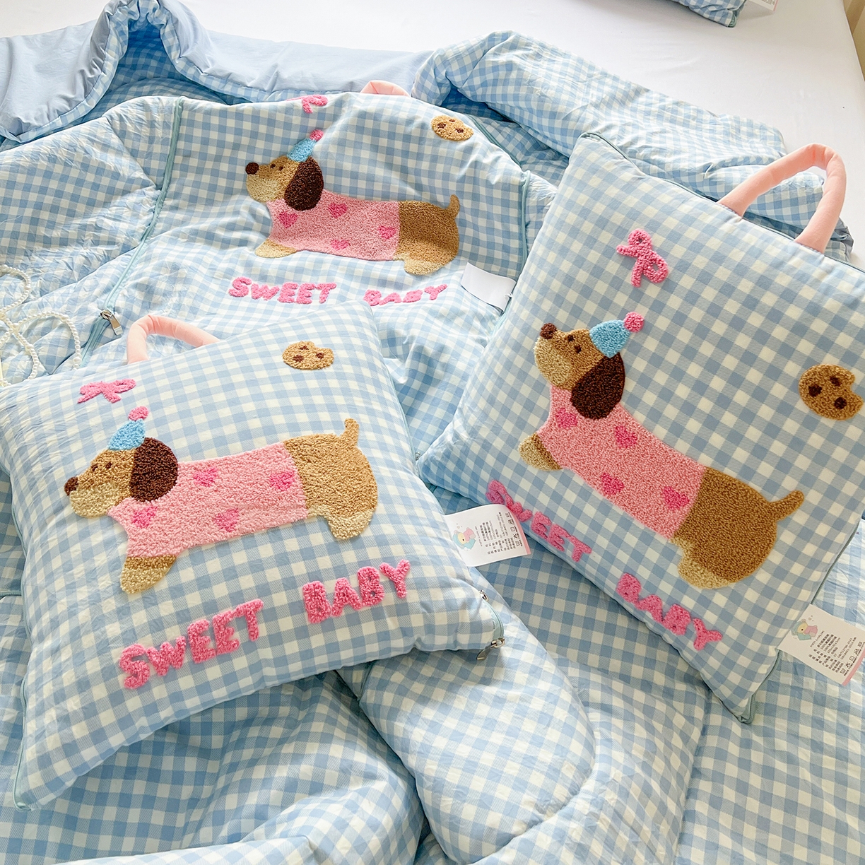 91家纺网 家纺一手货源 找家纺 古本家居 2026新款四季款水洗腊肠狗抱枕被 水洗蓝格腊肠狗