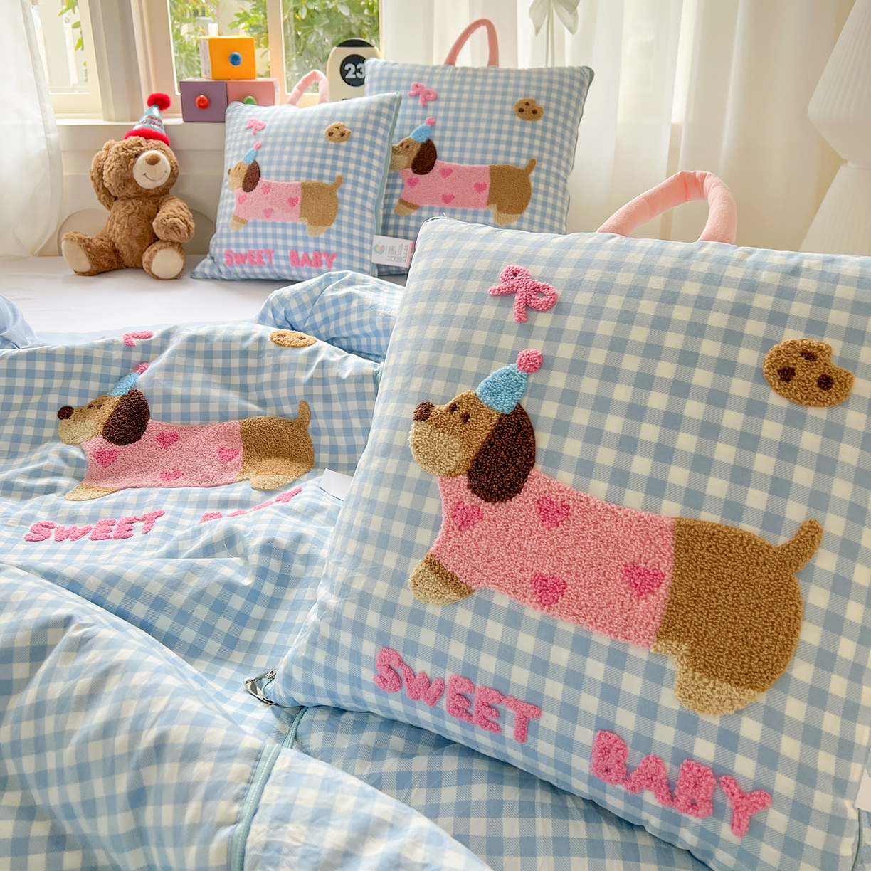 91家纺网 家纺一手货源 找家纺 古本家居 2026新款四季款水洗腊肠狗抱枕被 水洗蓝格腊肠狗