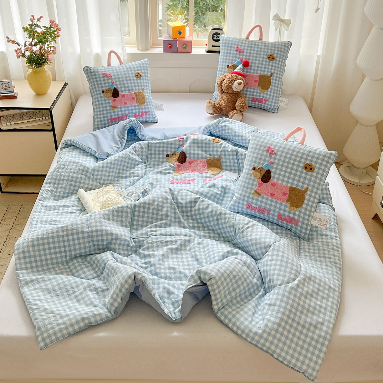 91家纺网 家纺一手货源 找家纺 古本家居 2026新款四季款水洗腊肠狗抱枕被 水洗蓝格腊肠狗