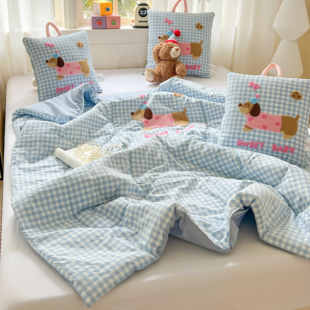 91家纺网 家纺一手货源 找家纺 古本家居 2026新款四季款水洗腊肠狗抱枕被 水洗蓝格腊肠狗