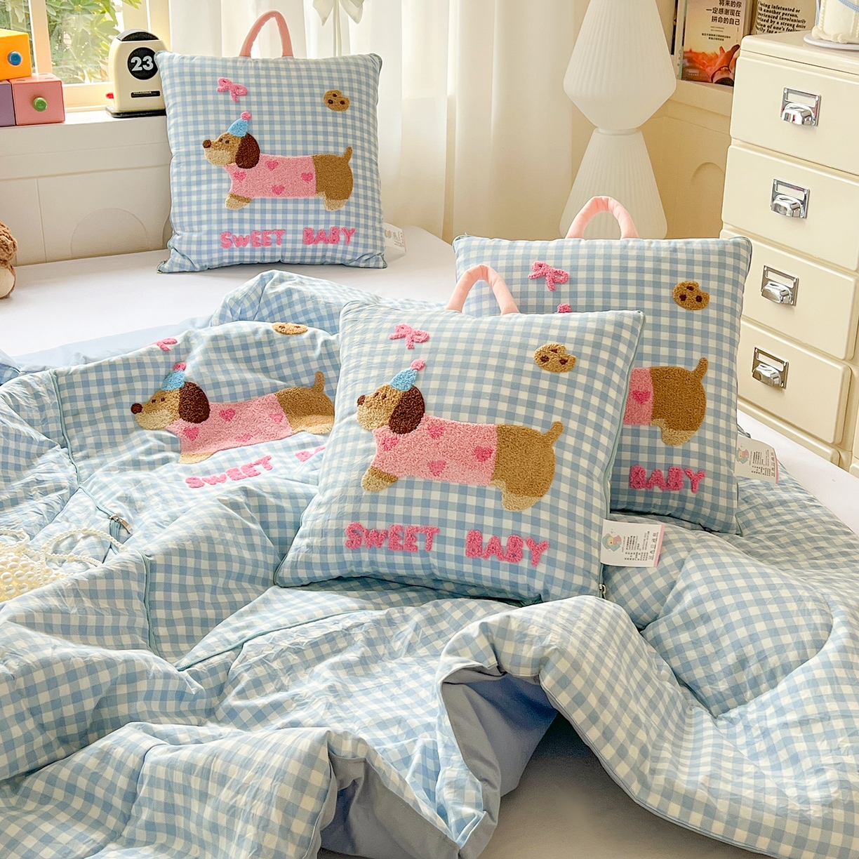 91家纺网 家纺一手货源 找家纺 古本家居 2026新款四季款水洗腊肠狗抱枕被 水洗蓝格腊肠狗