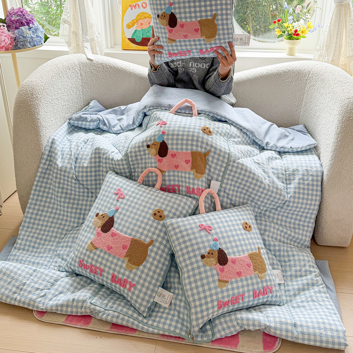 91家纺网 家纺一手货源 找家纺 古本家居 2026新款四季款水洗腊肠狗抱枕被 水洗蓝格腊肠狗