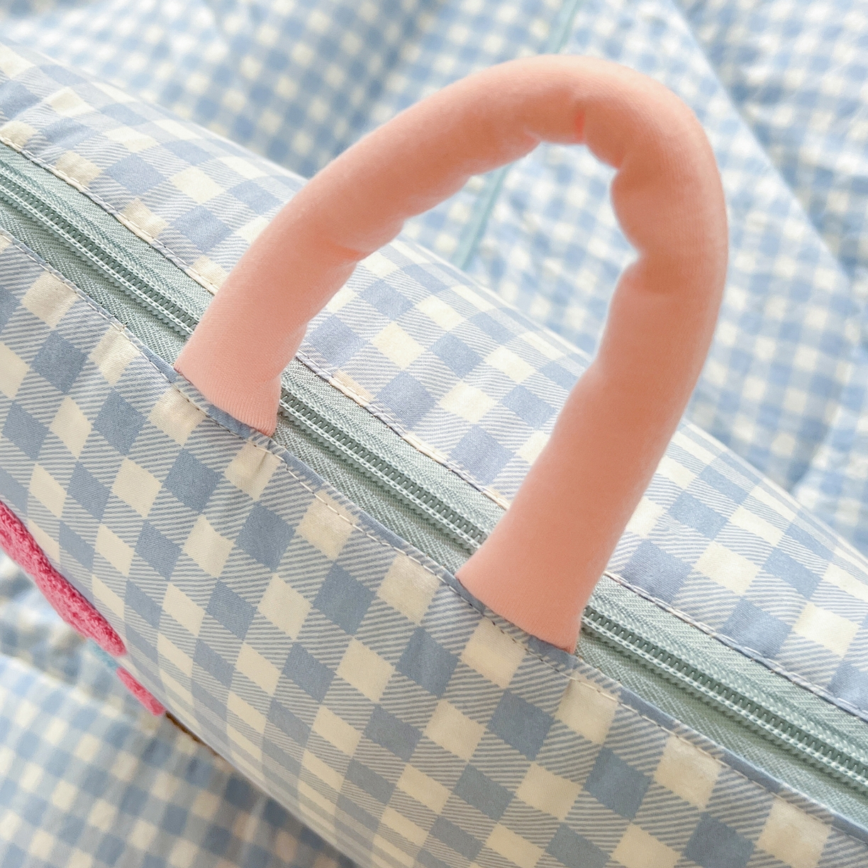 91家纺网 家纺一手货源 找家纺 古本家居 2026新款四季款水洗腊肠狗抱枕被 水洗蓝格腊肠狗