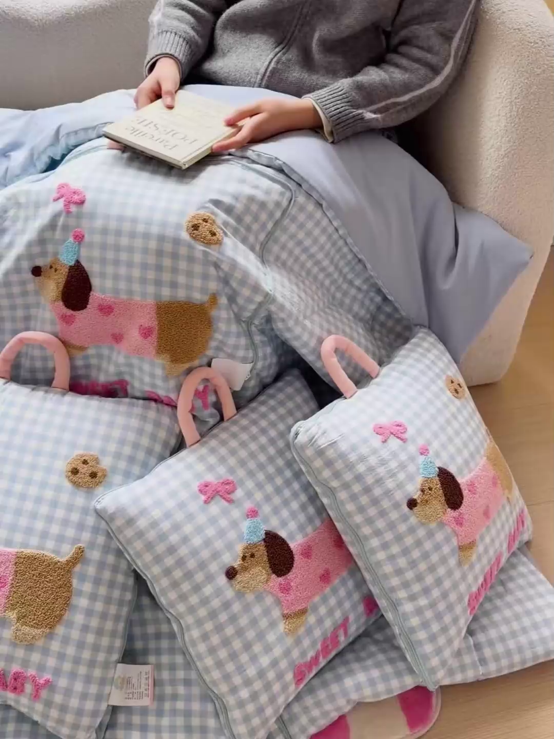 91家纺网 家纺一手货源 找家纺 古本家居 2026新款四季款水洗腊肠狗抱枕被 水洗蓝格腊肠狗