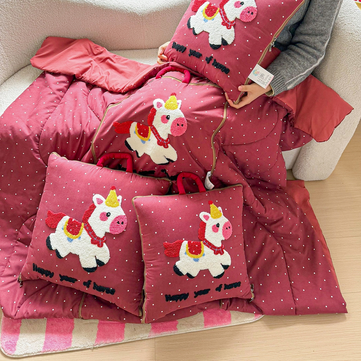 91家纺网 家纺一手货源 找家纺 （总）古本家居 2026新款四季款水洗小马抱枕被 