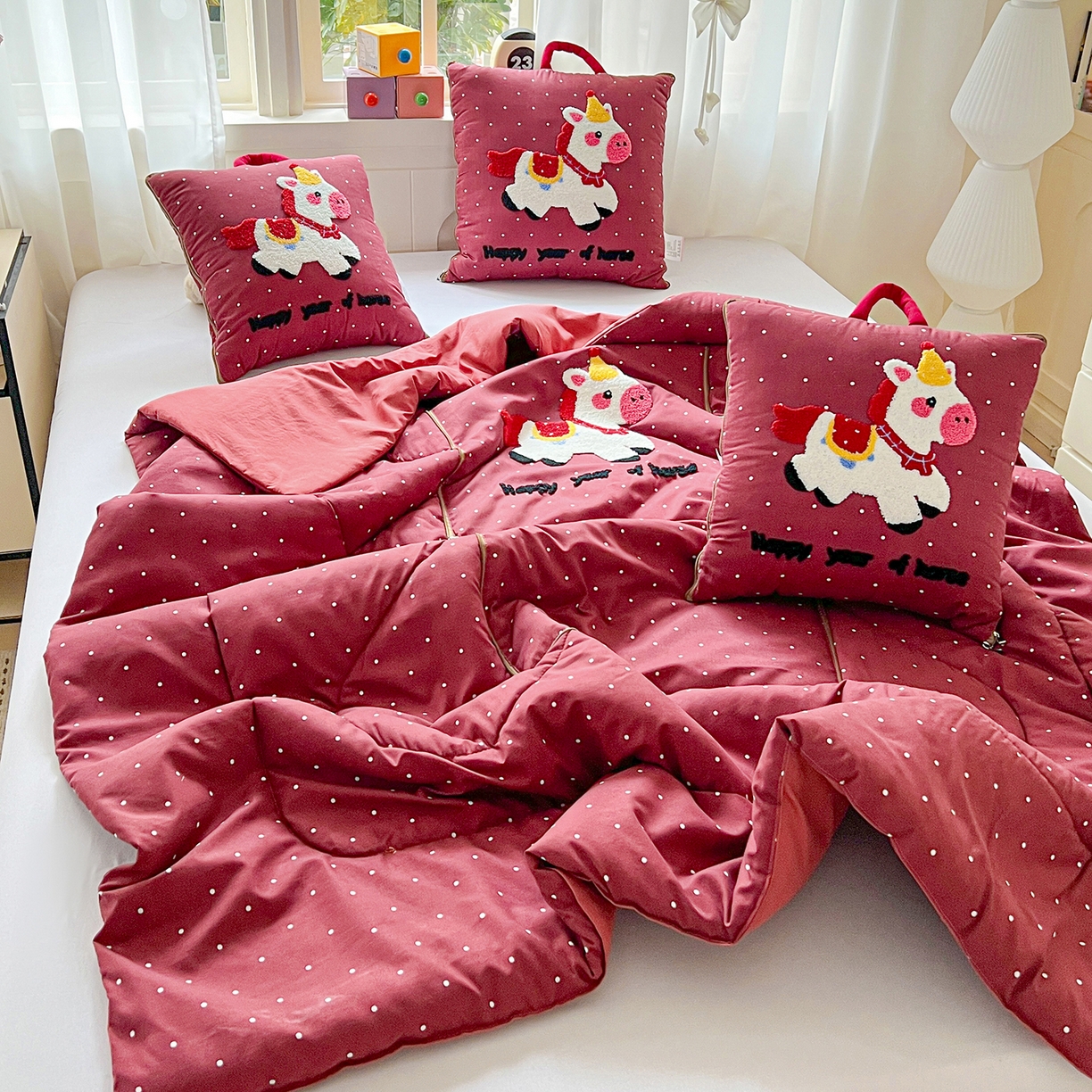 91家纺网 家纺一手货源 找家纺 （总）古本家居 2026新款四季款水洗小马抱枕被 