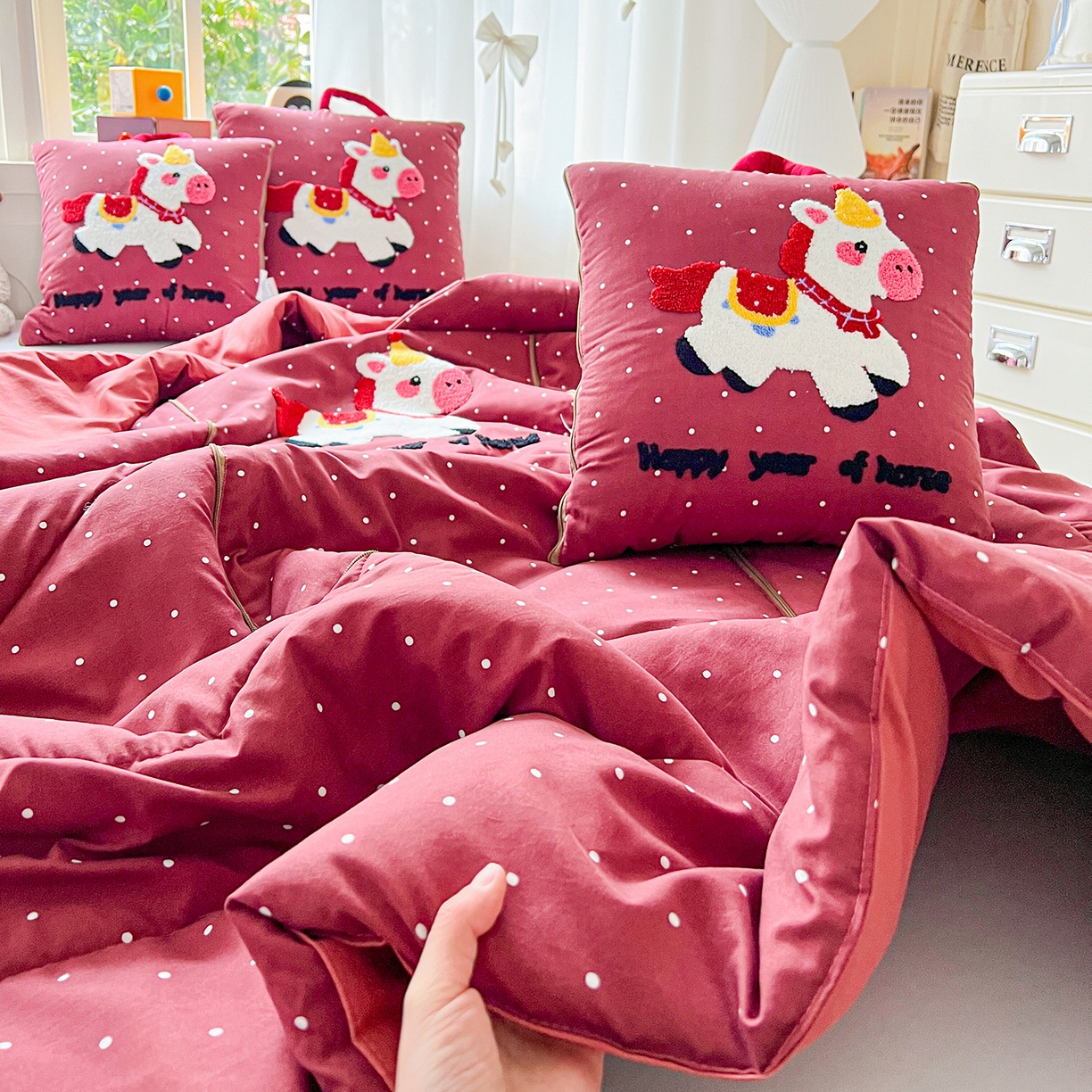 91家纺网 家纺一手货源 找家纺 （总）古本家居 2026新款四季款水洗小马抱枕被 