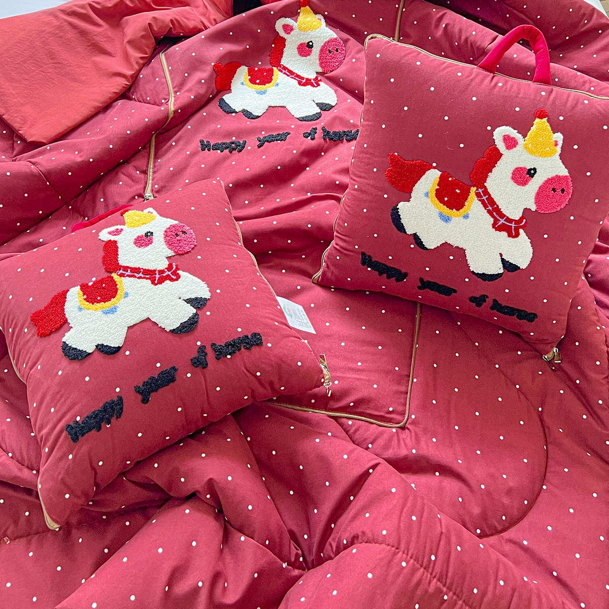 91家纺网 家纺一手货源 找家纺 （总）古本家居 2026新款四季款水洗小马抱枕被 