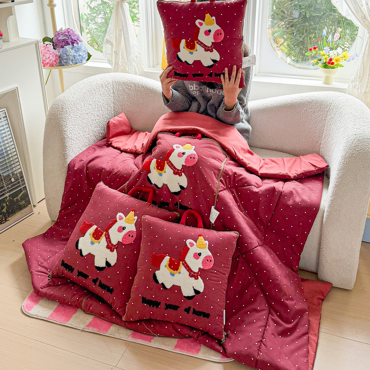 91家纺网 家纺一手货源 找家纺 （总）古本家居 2026新款四季款水洗小马抱枕被 