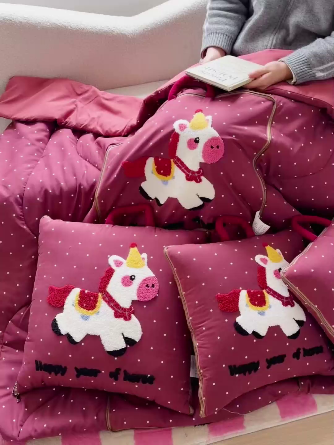 91家纺网 家纺一手货源 找家纺 （总）古本家居 2026新款四季款水洗小马抱枕被 