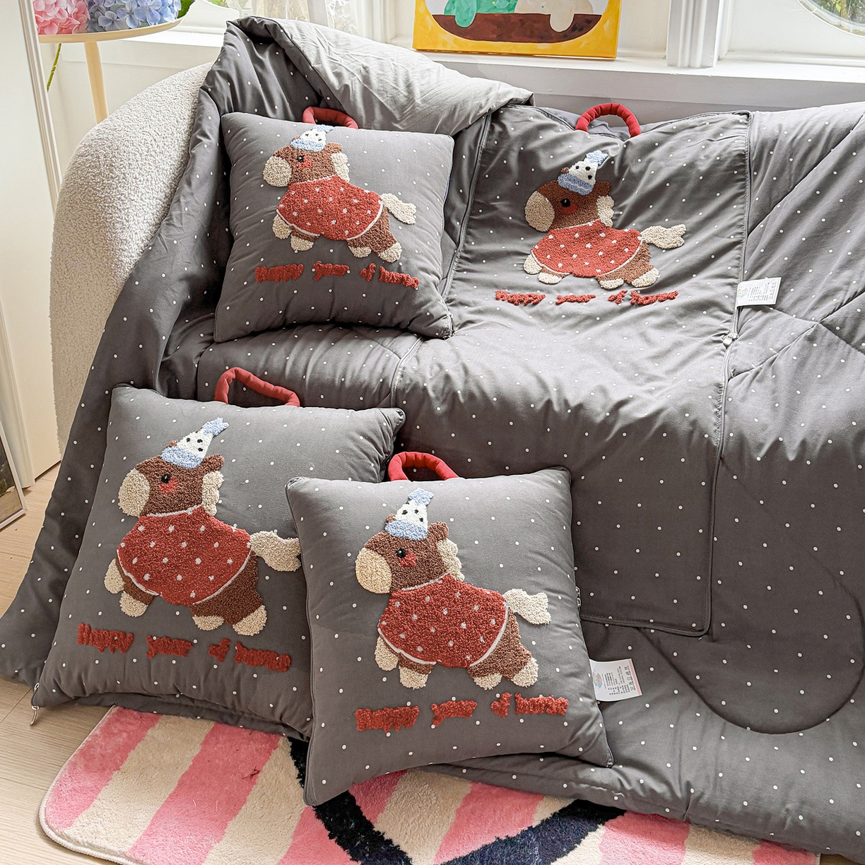 91家纺网 家纺一手货源 找家纺 古本家居 2026新款四季款水洗小马抱枕被  水洗灰糖马