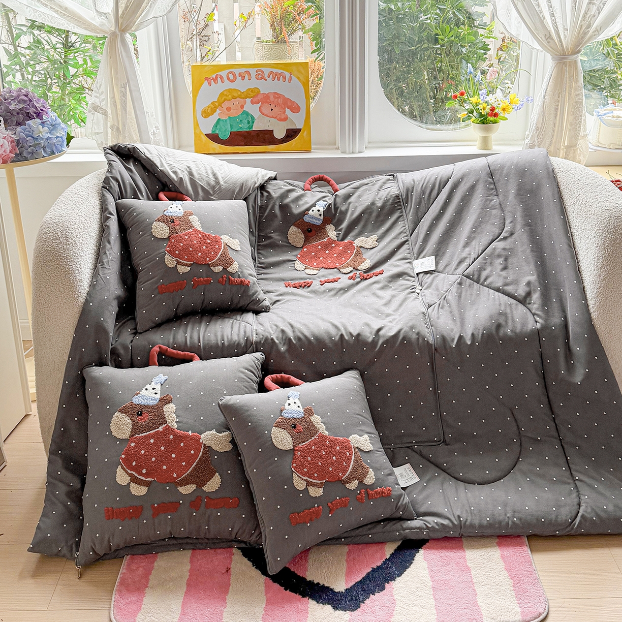 91家纺网 家纺一手货源 找家纺 古本家居 2026新款四季款水洗小马抱枕被  水洗灰糖马