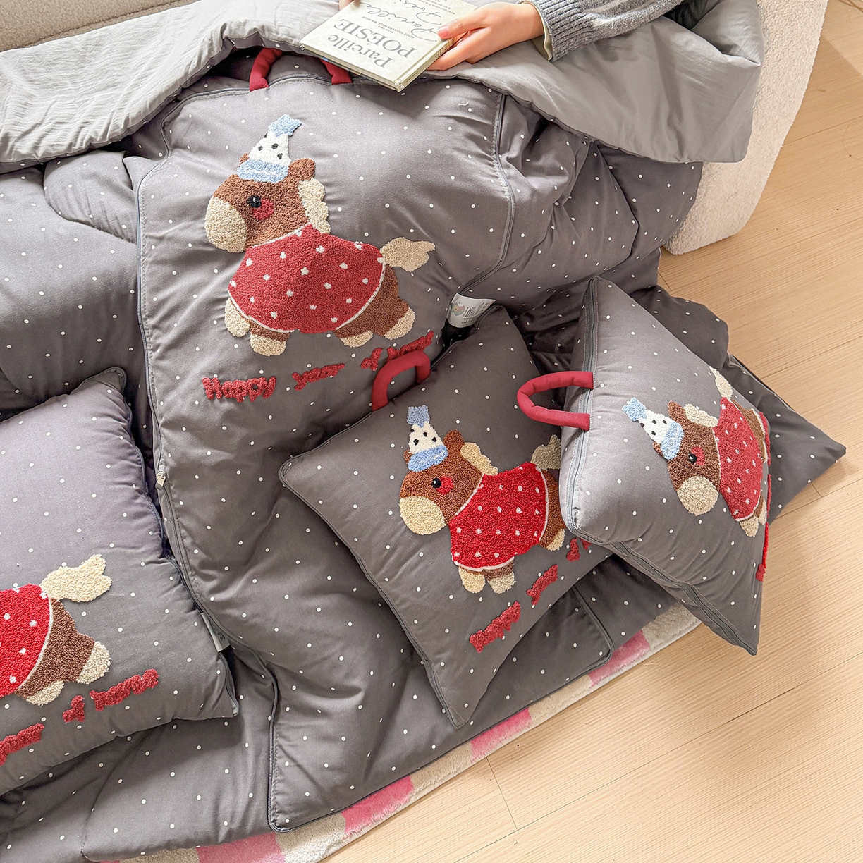 91家纺网 家纺一手货源 找家纺 古本家居 2026新款四季款水洗小马抱枕被  水洗灰糖马