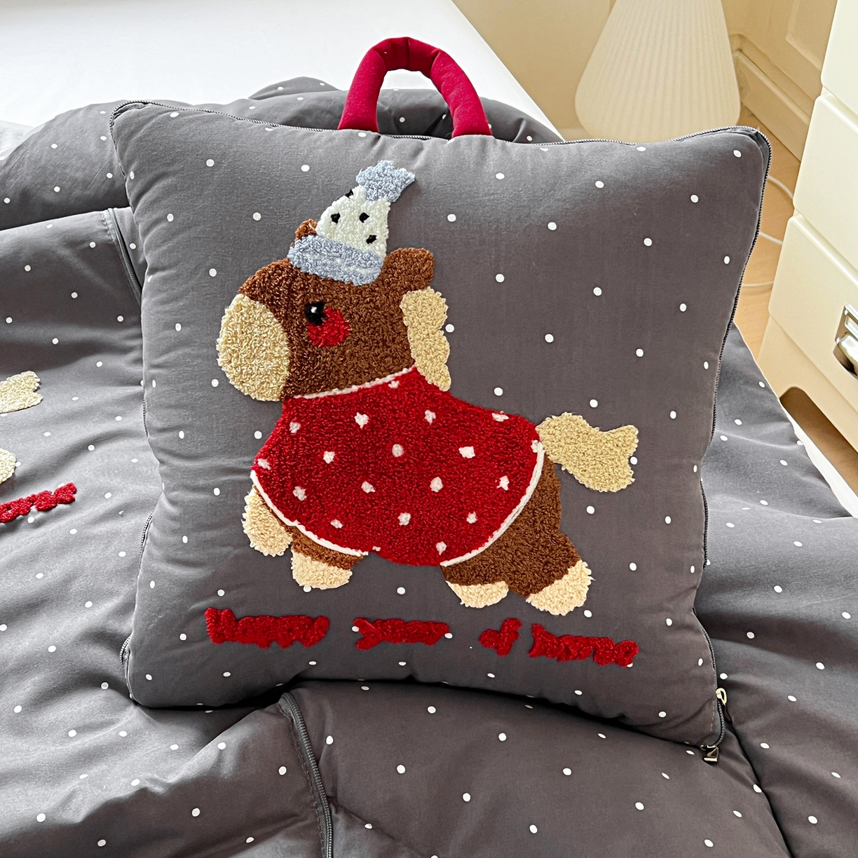 91家纺网 家纺一手货源 找家纺 古本家居 2026新款四季款水洗小马抱枕被  水洗灰糖马