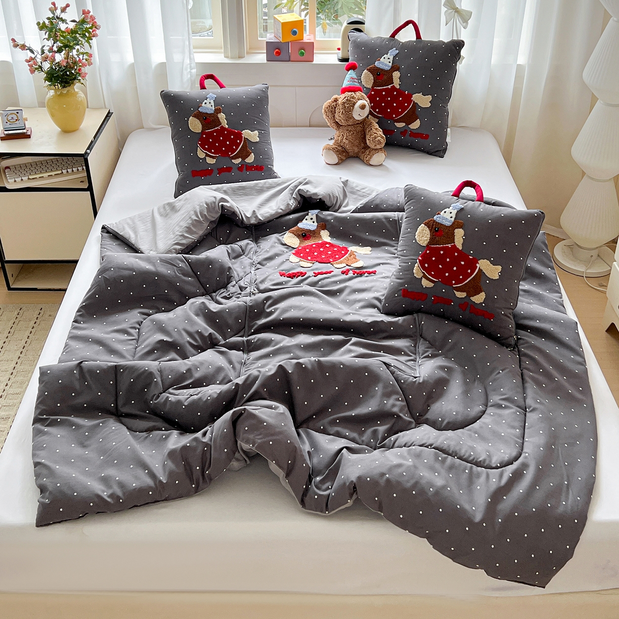 91家纺网 家纺一手货源 找家纺 古本家居 2026新款四季款水洗小马抱枕被  水洗灰糖马