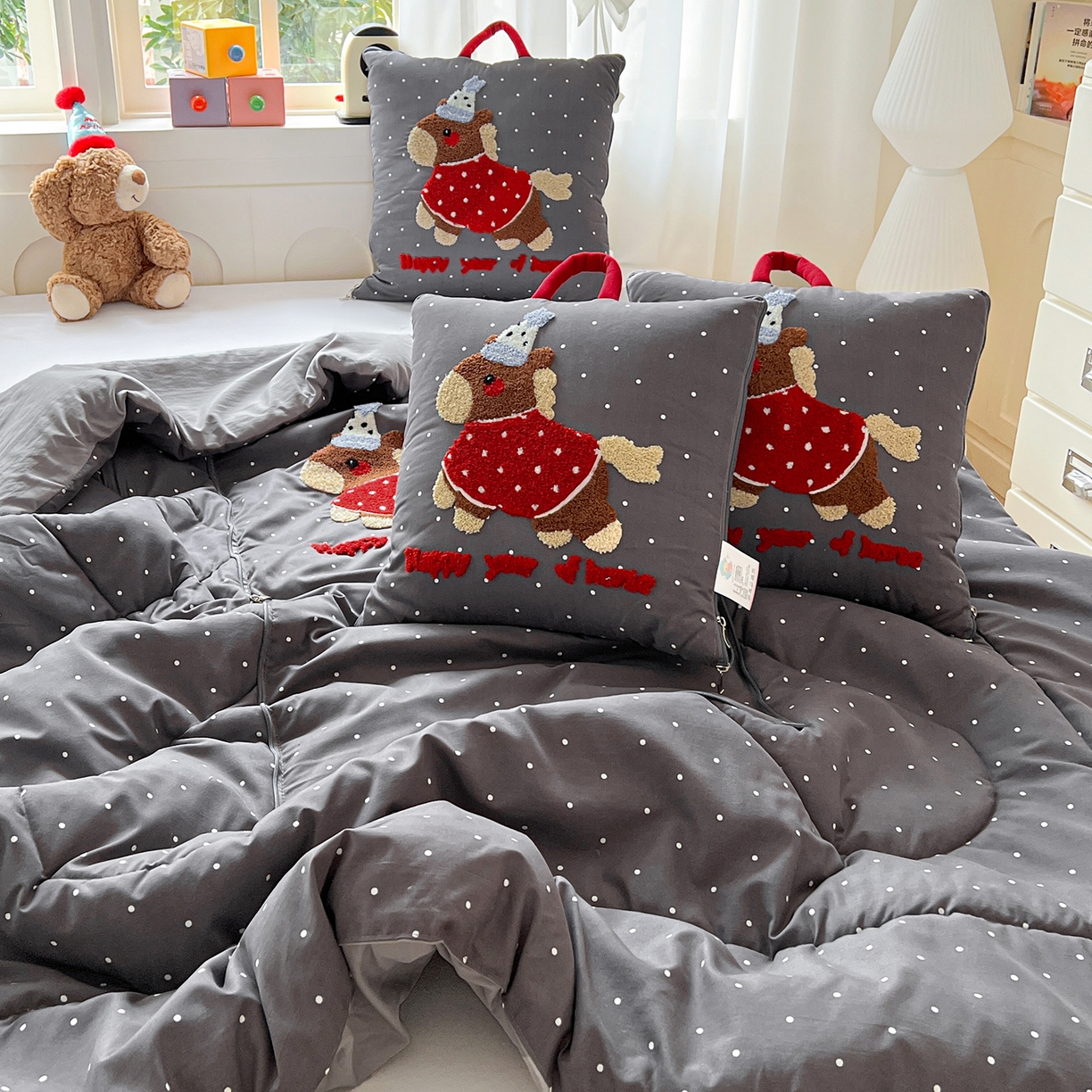 91家纺网 家纺一手货源 找家纺 古本家居 2026新款四季款水洗小马抱枕被  水洗灰糖马