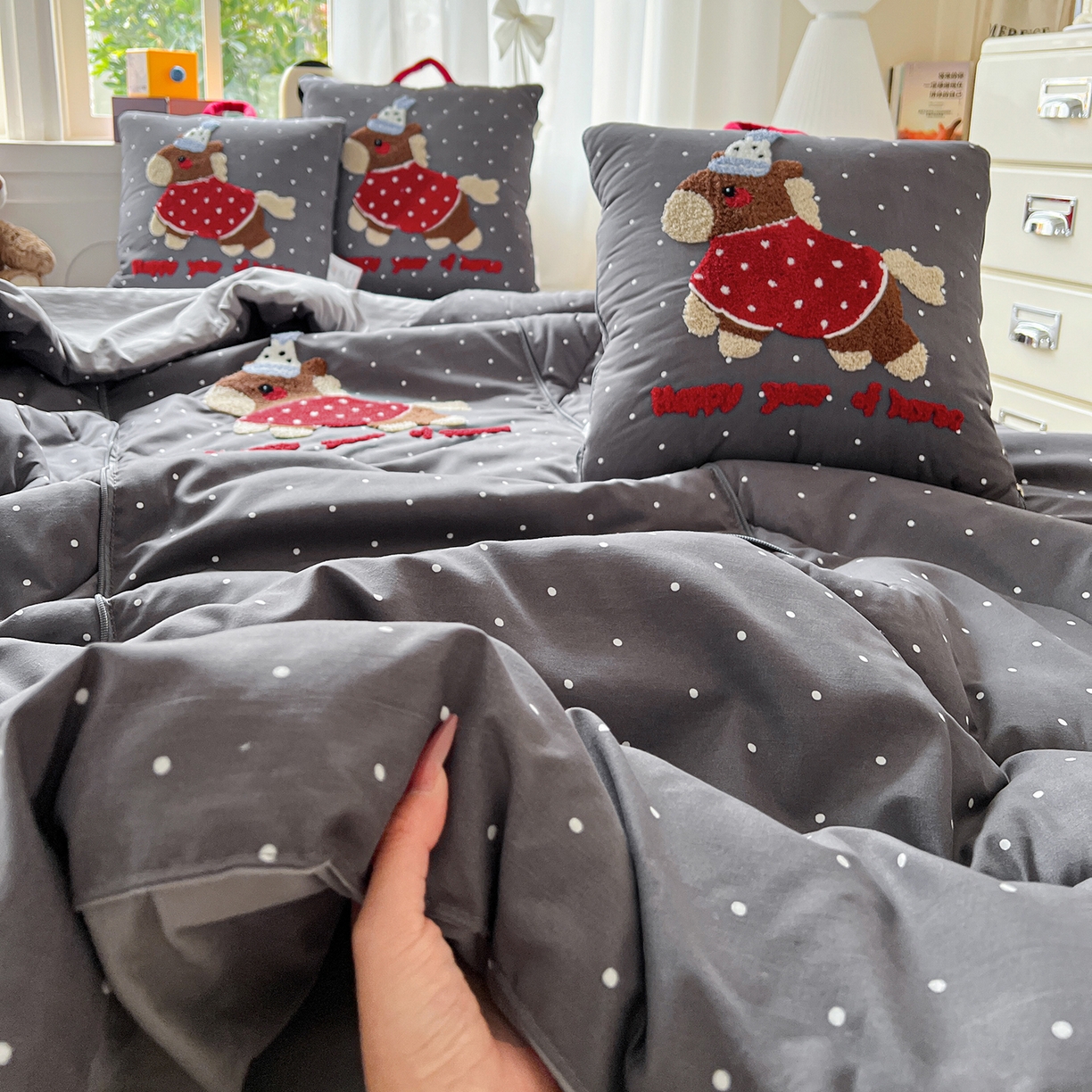 91家纺网 家纺一手货源 找家纺 古本家居 2026新款四季款水洗小马抱枕被  水洗灰糖马