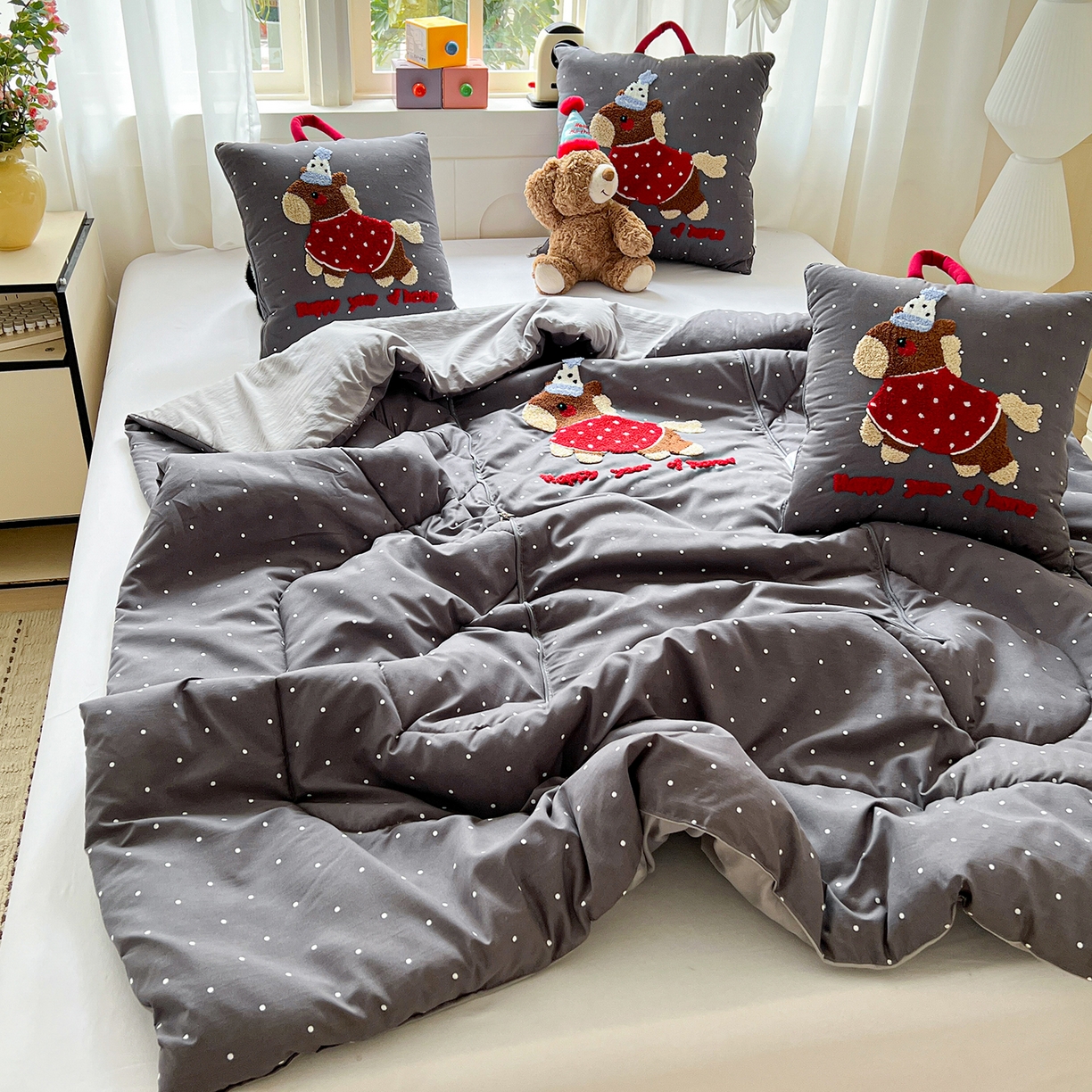 91家纺网 家纺一手货源 找家纺 古本家居 2026新款四季款水洗小马抱枕被  水洗灰糖马