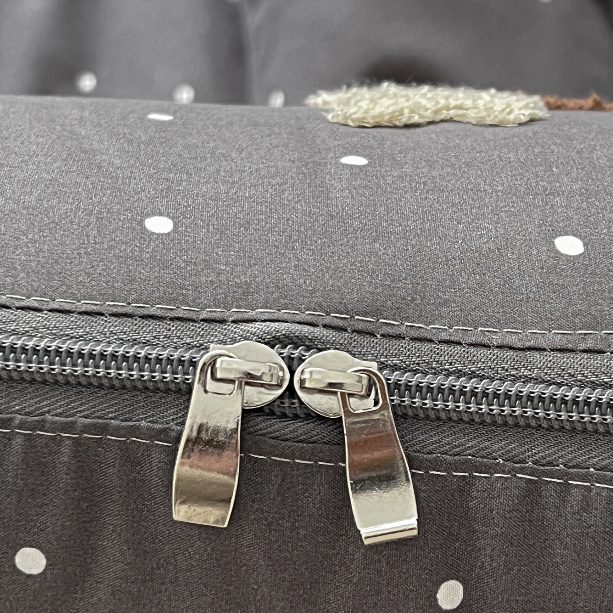 91家纺网 家纺一手货源 找家纺 古本家居 2026新款四季款水洗小马抱枕被  水洗灰糖马