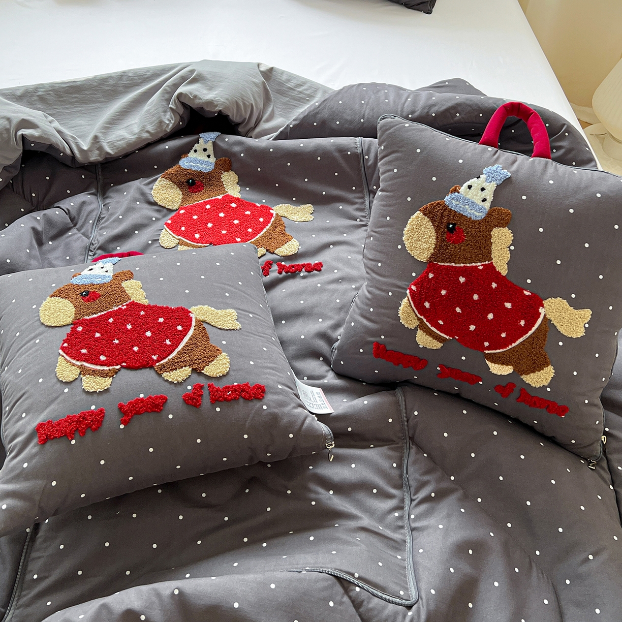 91家纺网 家纺一手货源 找家纺 古本家居 2026新款四季款水洗小马抱枕被  水洗灰糖马