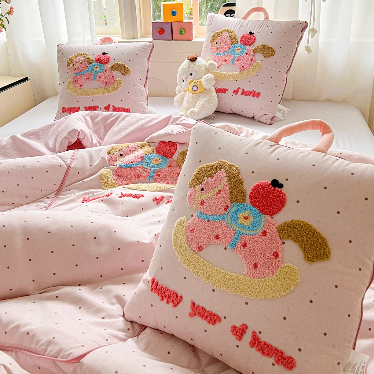 91家纺网 家纺一手货源 找家纺 古本家居 2026新款四季款水洗小马抱枕被  水洗摇摇马粉色