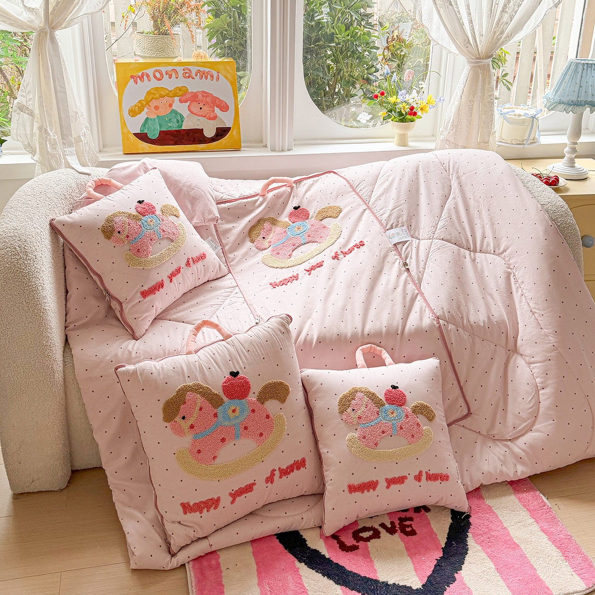 91家纺网 家纺一手货源 找家纺 古本家居 2026新款四季款水洗小马抱枕被  水洗摇摇马粉色