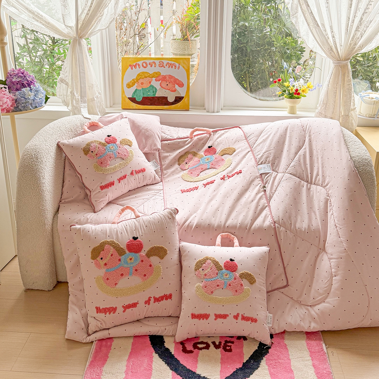 91家纺网 家纺一手货源 找家纺 古本家居 2026新款四季款水洗小马抱枕被  水洗摇摇马粉色