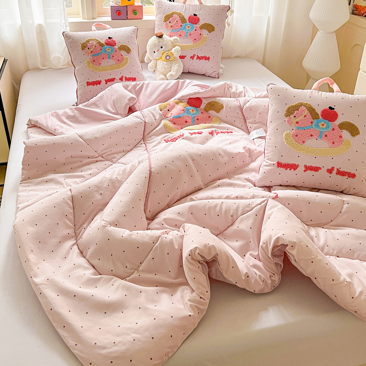 91家纺网 家纺一手货源 找家纺 古本家居 2026新款四季款水洗小马抱枕被  水洗摇摇马粉色