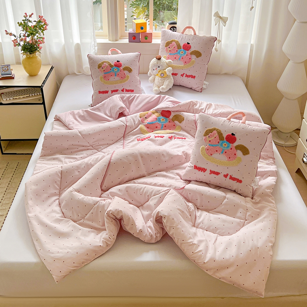 91家纺网 家纺一手货源 找家纺 古本家居 2026新款四季款水洗小马抱枕被  水洗摇摇马粉色