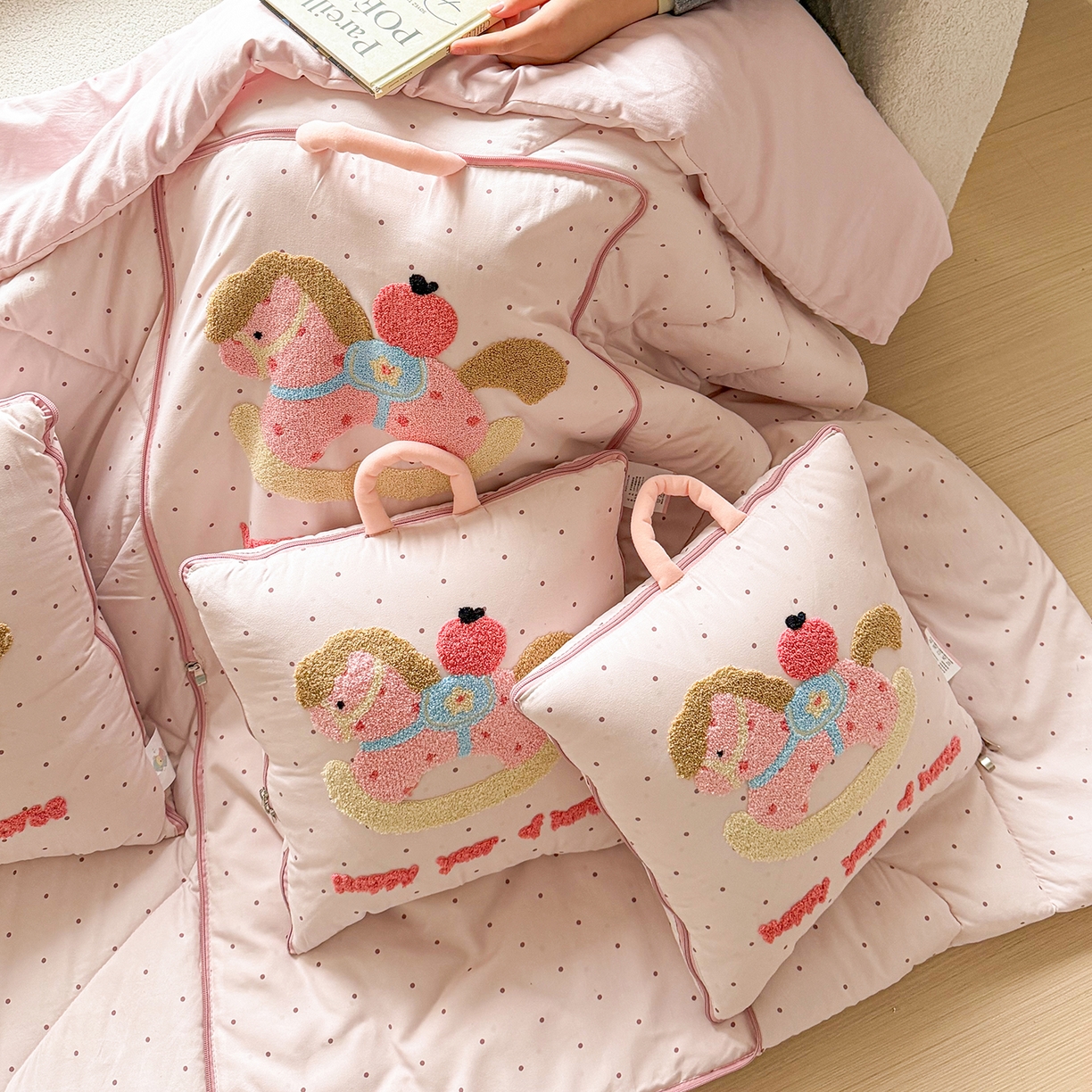 91家纺网 家纺一手货源 找家纺 古本家居 2026新款四季款水洗小马抱枕被  水洗摇摇马粉色