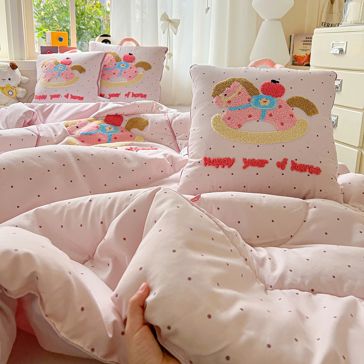 91家纺网 家纺一手货源 找家纺 古本家居 2026新款四季款水洗小马抱枕被  水洗摇摇马粉色