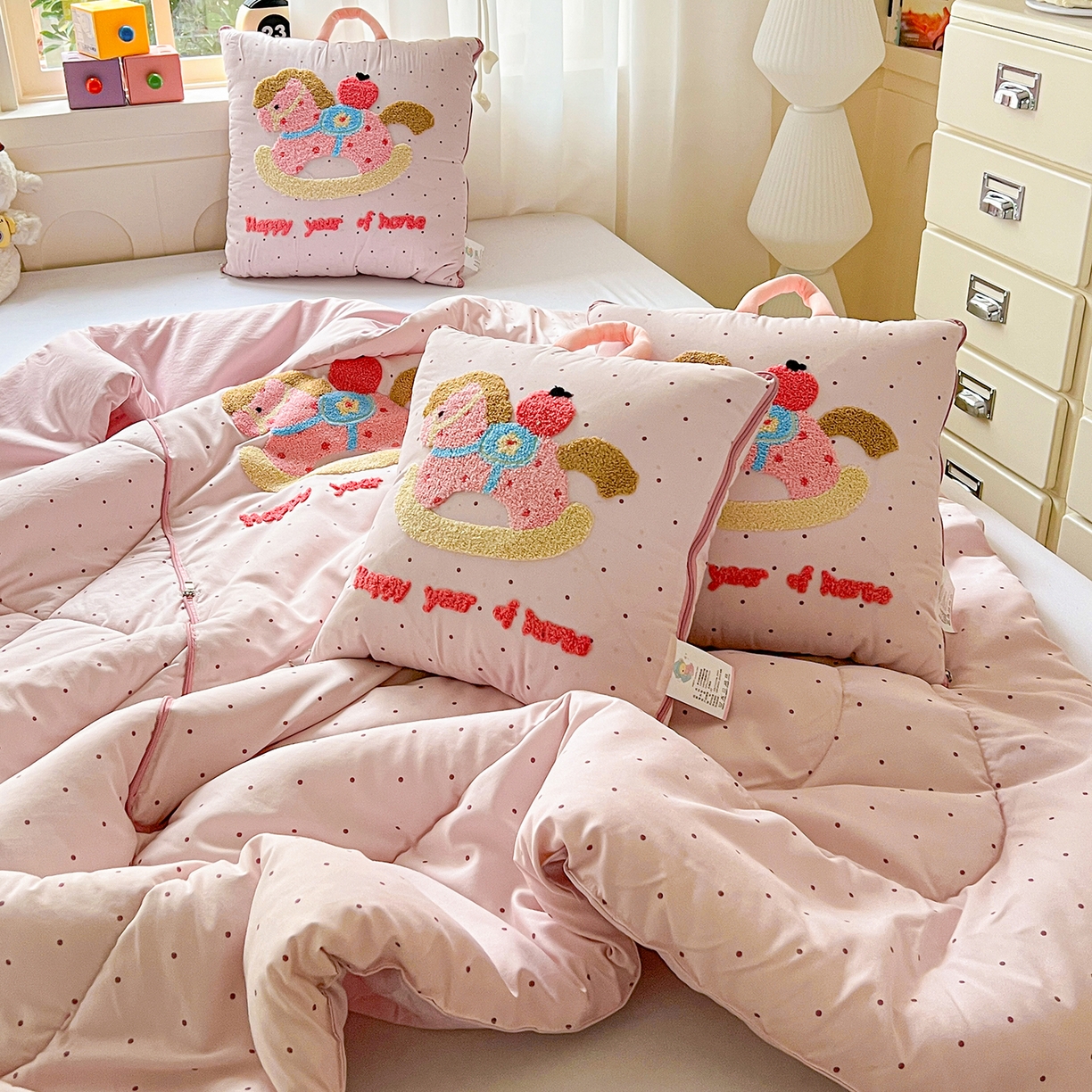 91家纺网 家纺一手货源 找家纺 古本家居 2026新款四季款水洗小马抱枕被  水洗摇摇马粉色