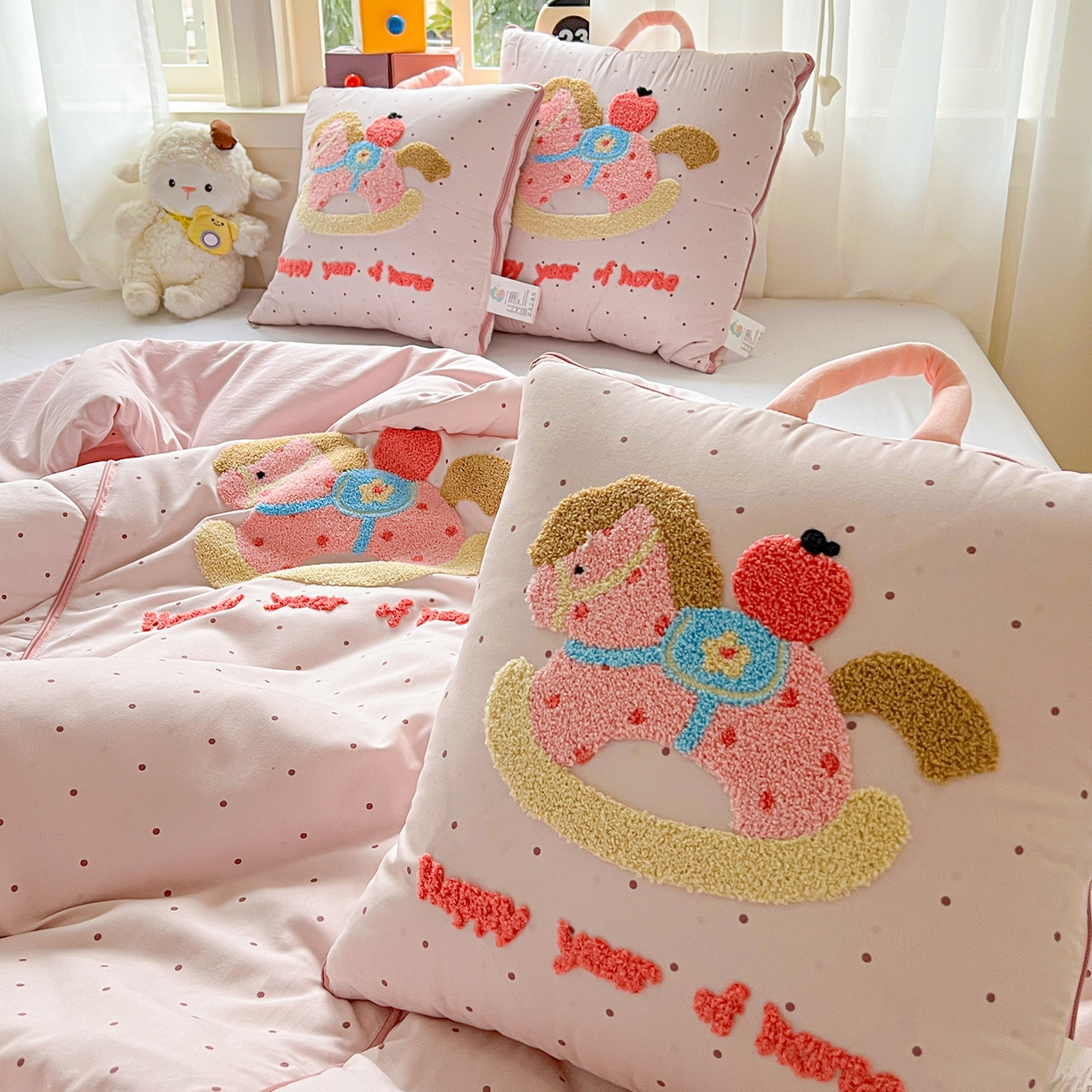 91家纺网 家纺一手货源 找家纺 古本家居 2026新款四季款水洗小马抱枕被  水洗摇摇马粉色