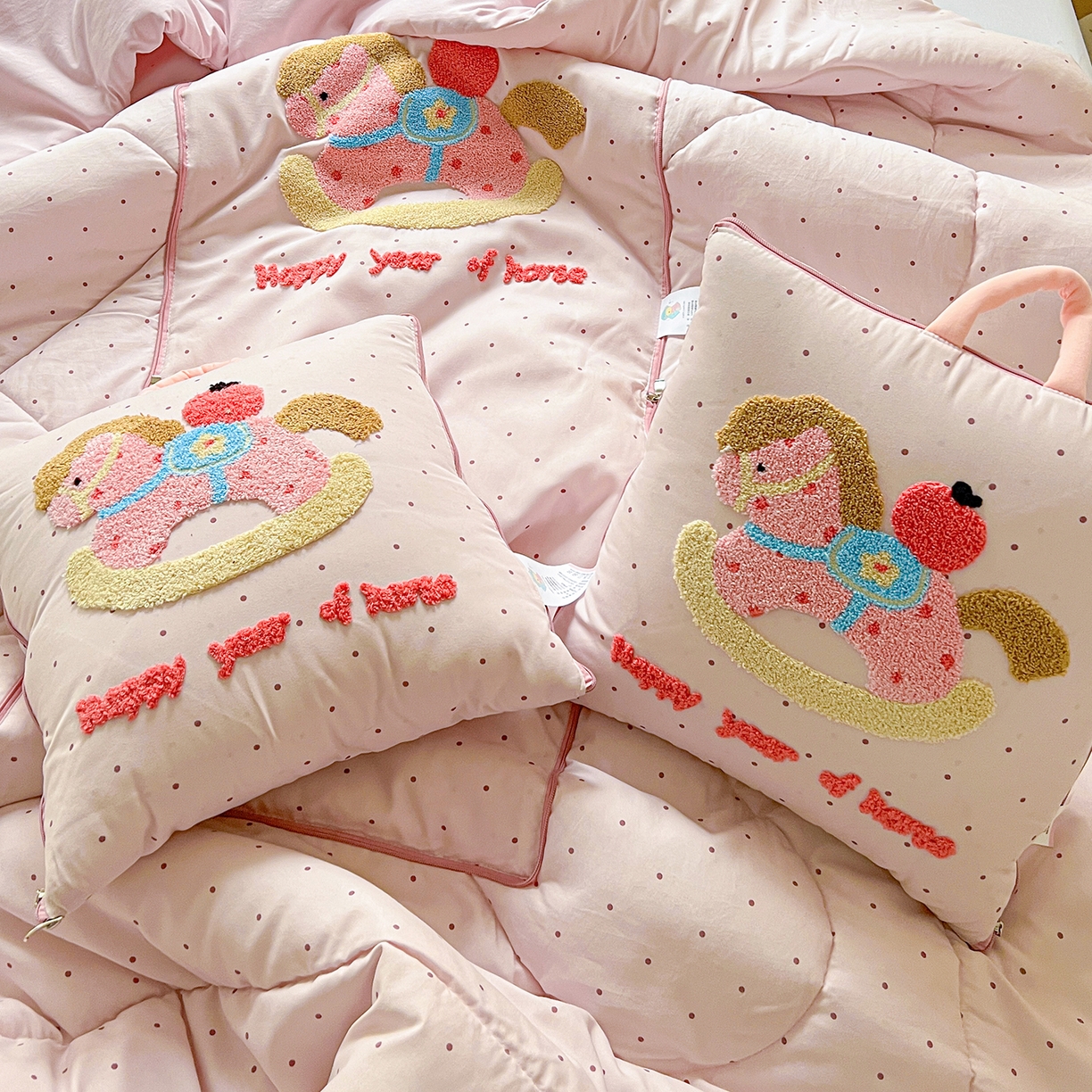 91家纺网 家纺一手货源 找家纺 古本家居 2026新款四季款水洗小马抱枕被  水洗摇摇马粉色