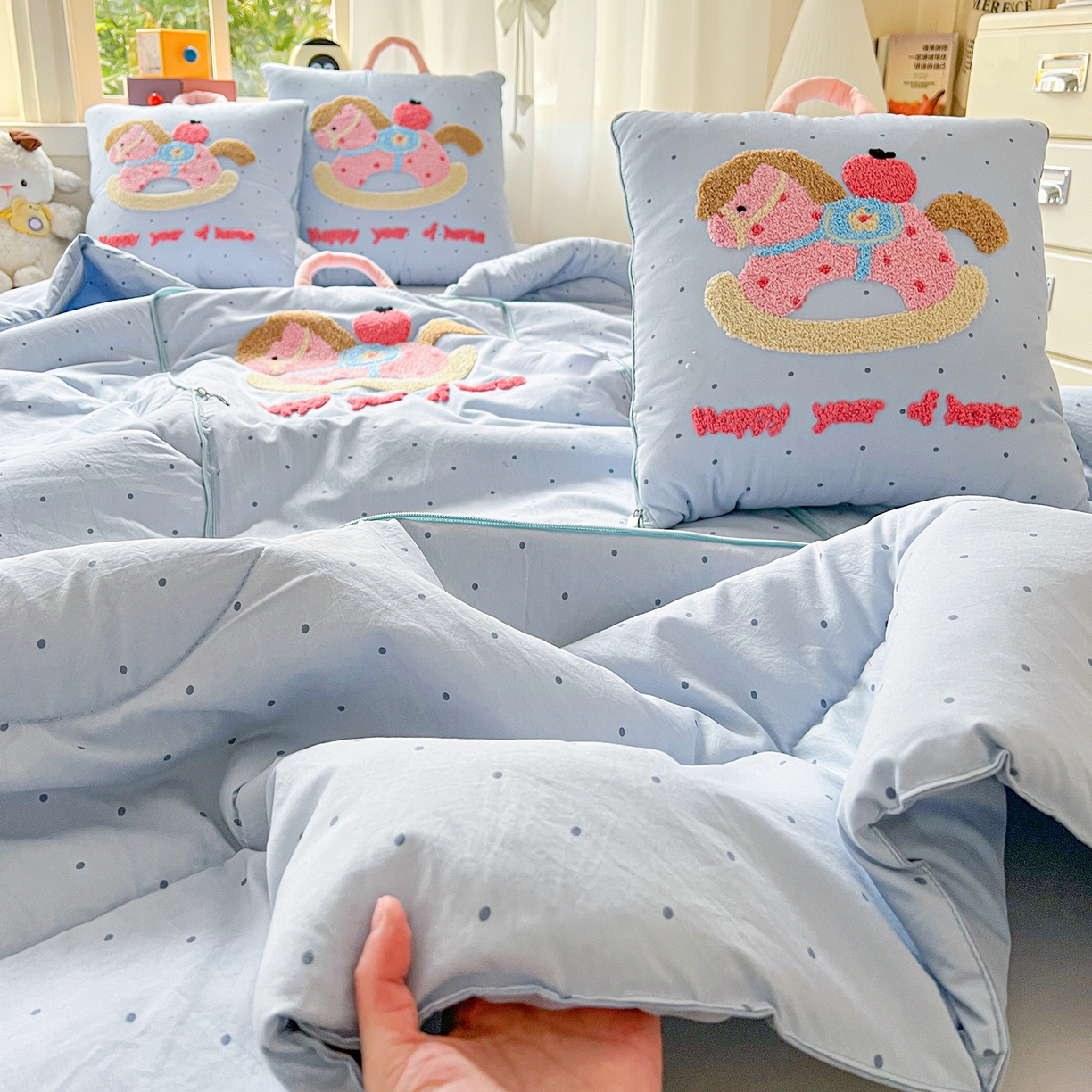 91家纺网 家纺一手货源 找家纺 古本家居 2026新款四季款水洗小马抱枕被  水洗摇摇马蓝色