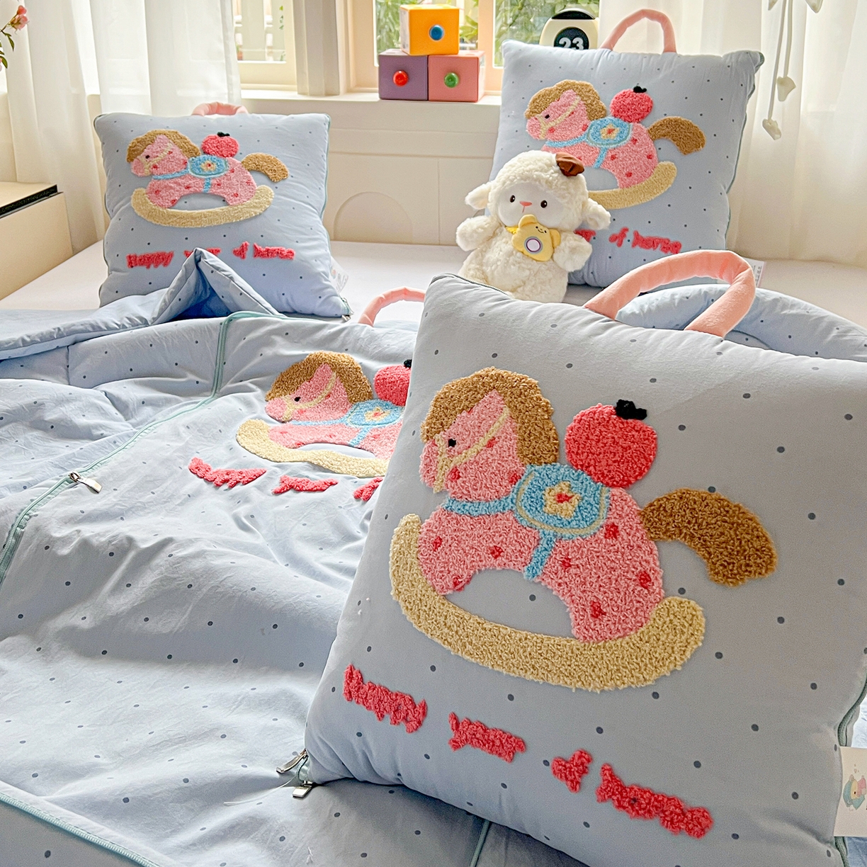 91家纺网 家纺一手货源 找家纺 古本家居 2026新款四季款水洗小马抱枕被  水洗摇摇马蓝色