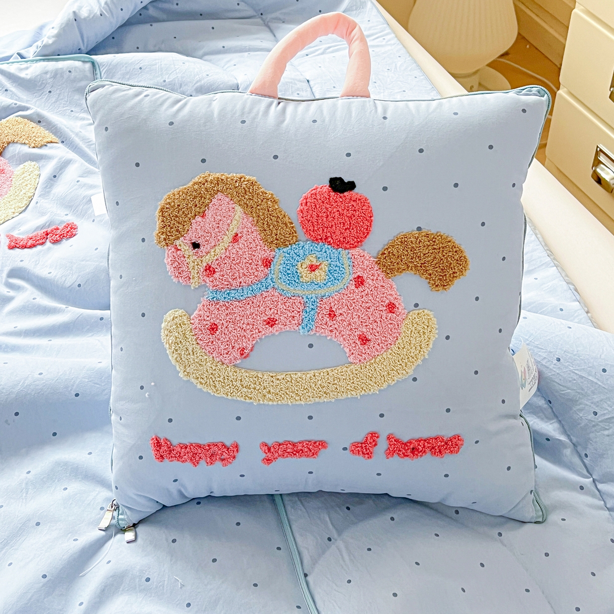 91家纺网 家纺一手货源 找家纺 古本家居 2026新款四季款水洗小马抱枕被  水洗摇摇马蓝色