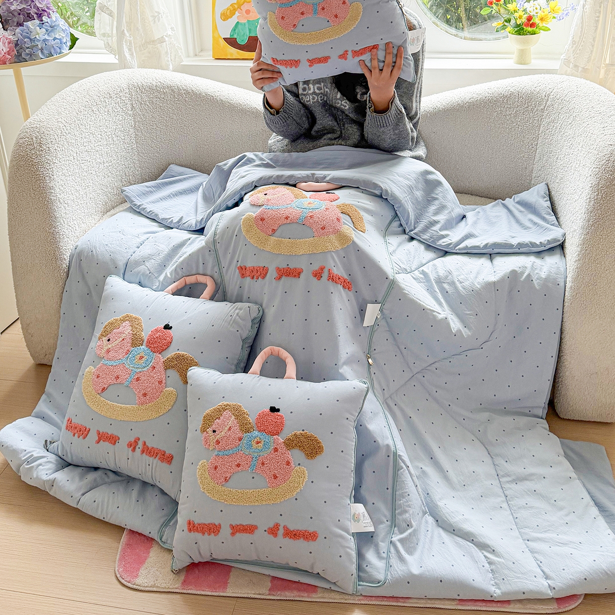 91家纺网 家纺一手货源 找家纺 古本家居 2026新款四季款水洗小马抱枕被  水洗摇摇马蓝色