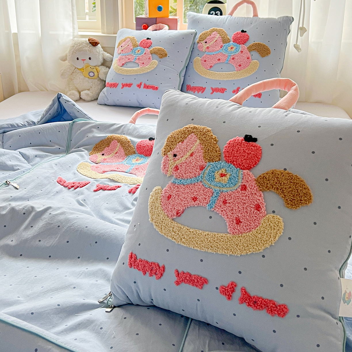 91家纺网 家纺一手货源 找家纺 古本家居 2026新款四季款水洗小马抱枕被  水洗摇摇马蓝色