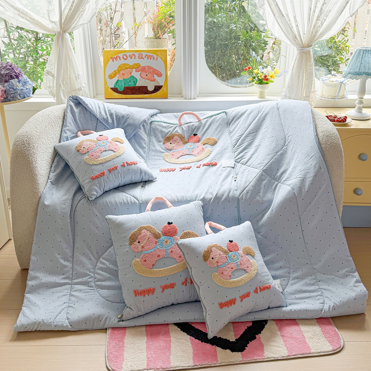 91家纺网 家纺一手货源 找家纺 古本家居 2026新款四季款水洗小马抱枕被  水洗摇摇马蓝色