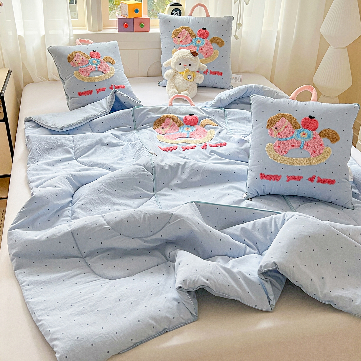 91家纺网 家纺一手货源 找家纺 古本家居 2026新款四季款水洗小马抱枕被  水洗摇摇马蓝色