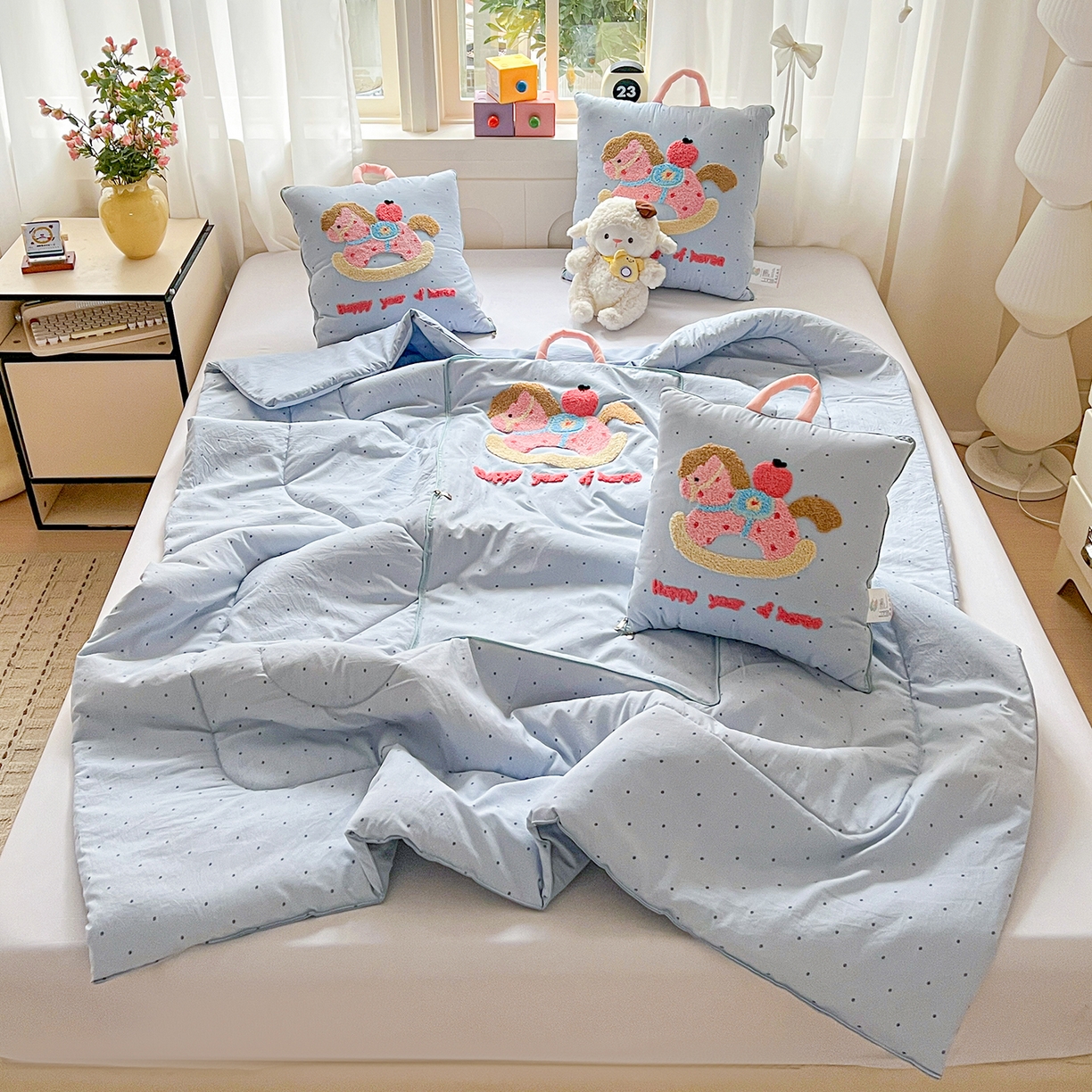 91家纺网 家纺一手货源 找家纺 古本家居 2026新款四季款水洗小马抱枕被  水洗摇摇马蓝色