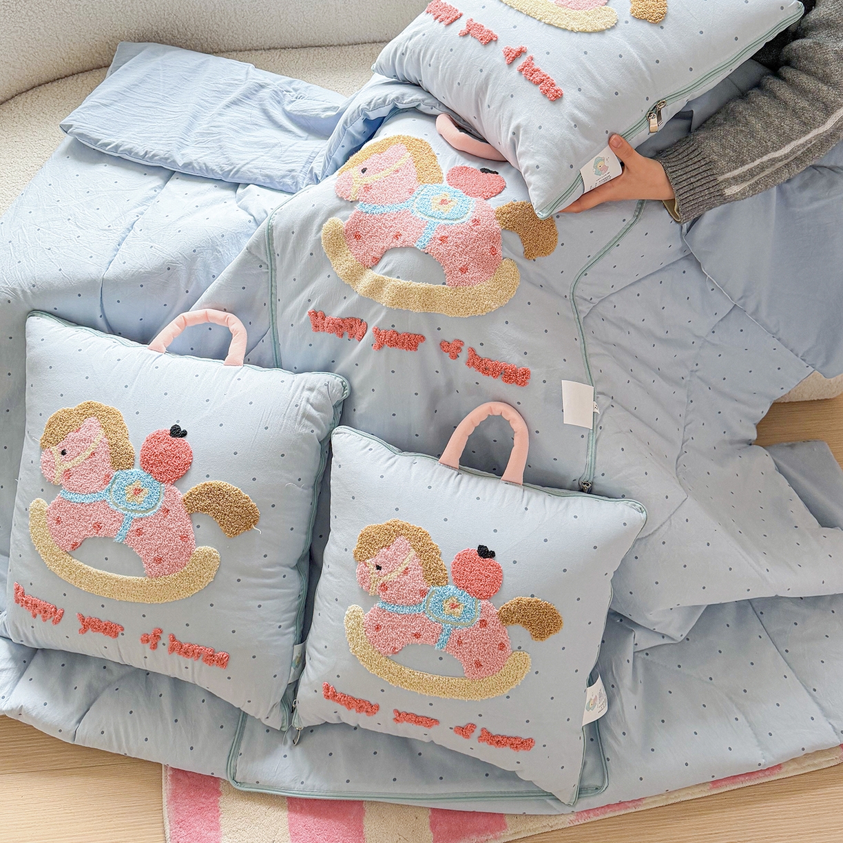 91家纺网 家纺一手货源 找家纺 古本家居 2026新款四季款水洗小马抱枕被  水洗摇摇马蓝色