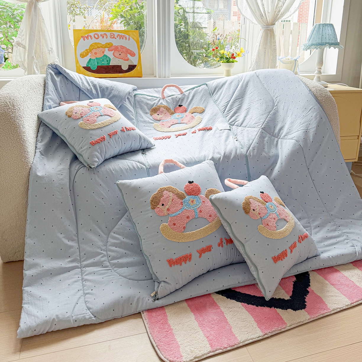 91家纺网 家纺一手货源 找家纺 古本家居 2026新款四季款水洗小马抱枕被  水洗摇摇马蓝色